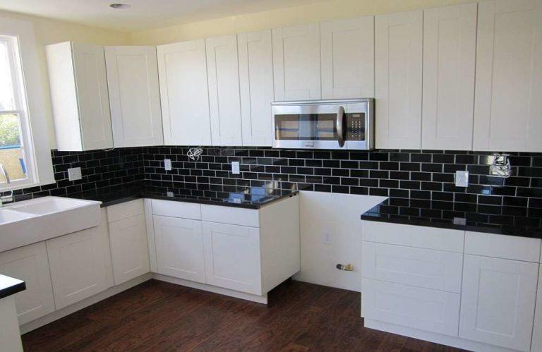 A white kitchen with a black apron is one option 