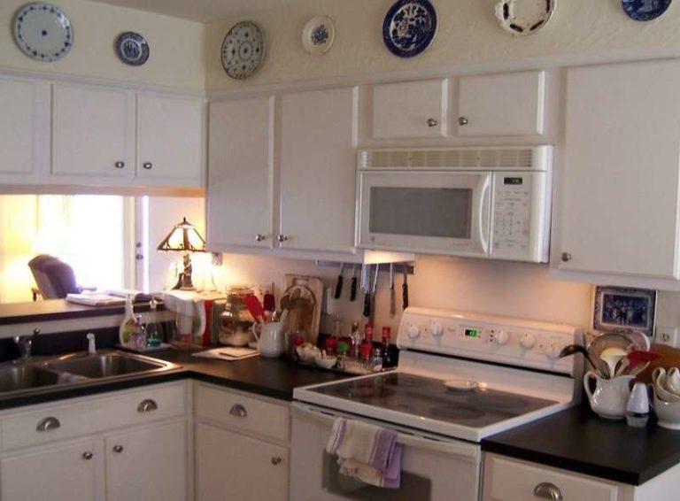 Photo of a real white kitchen with black countertops 