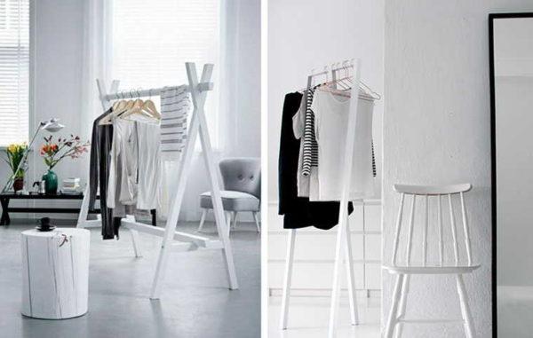 The floor coat rack with hangers is also known as a stand-up coat rack