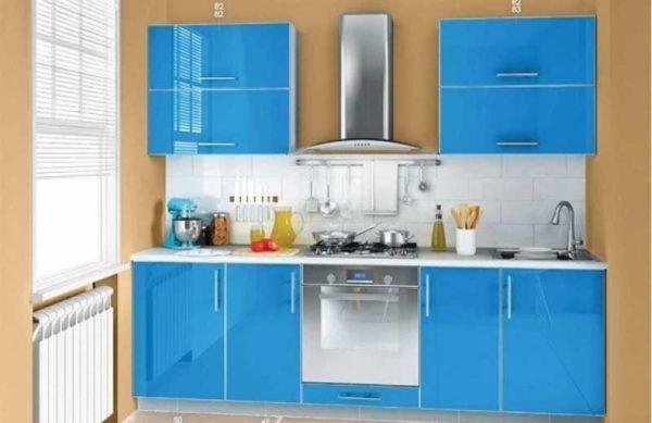 Plastic - one of the most practical materials on the facade of kitchen furniture, but here glossy should not be carried away