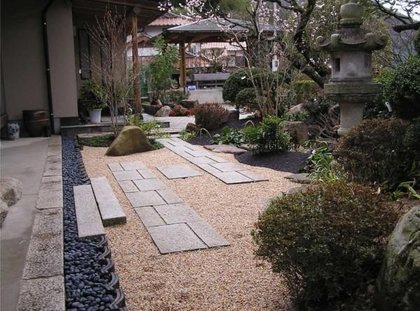 A great idea for decorating the yard near the garden house: crushed stone and pebbles and slabs as a walkway - the dirt will not be carried into the house