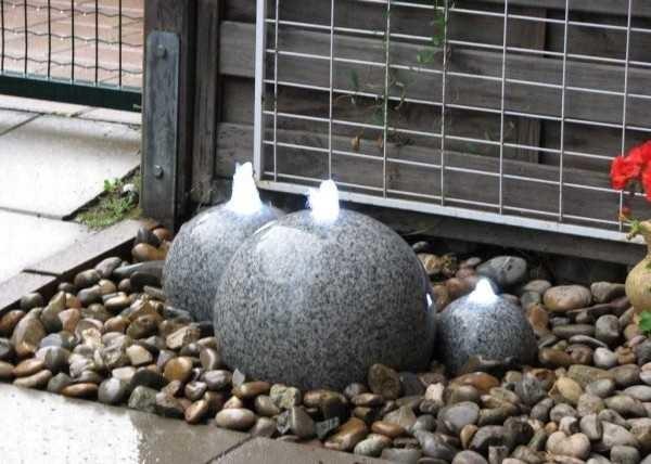 It is not difficult to make such a fountain. The main thing is to find a suitable stone and drill a hole in it