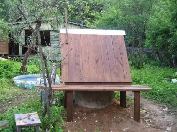 toldo de madeira sobre um poço com as suas próprias mãos