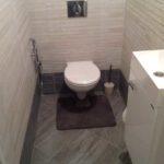 Porcelain tile in the toilet - for those who do not want ceramic tile a great way out