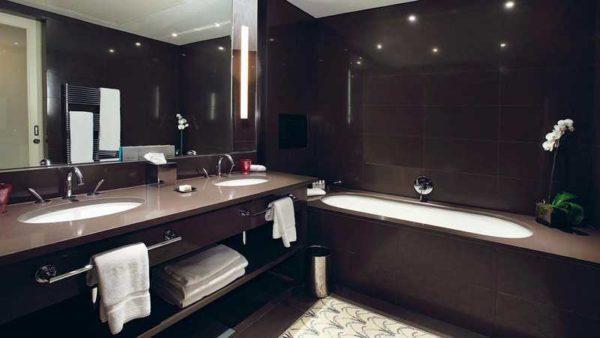 Beautiful bathroom design, but gloomy....