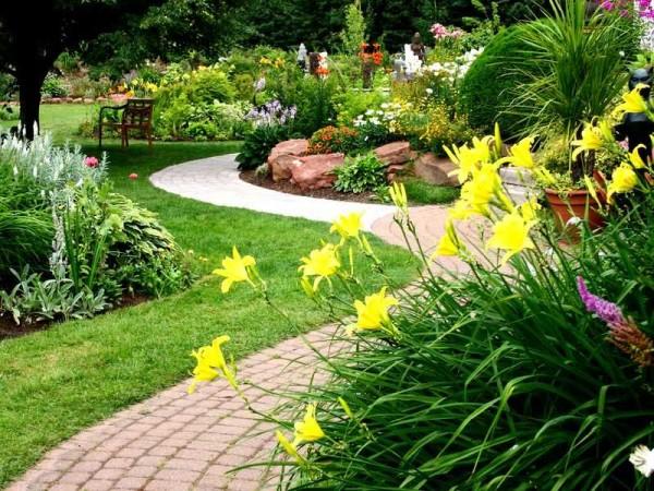 Flowerbeds, flower beds, borders, rockeries, slides and garden paths are some of the other things that can be used to beautify the site