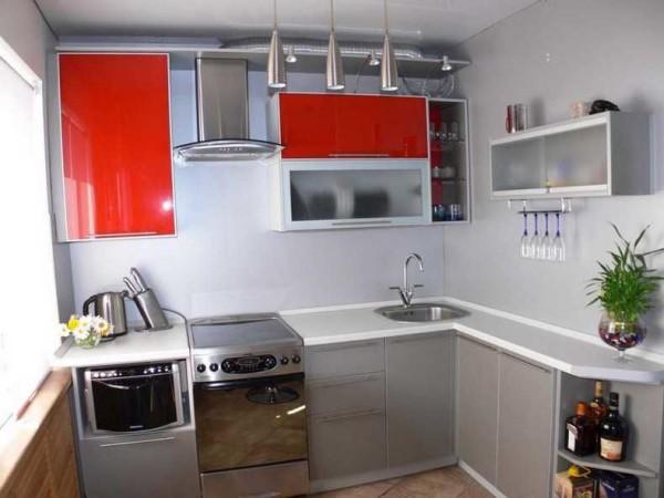 When decorating a kitchen, the main thing is not to overdo it with color accents. They should be few and far between