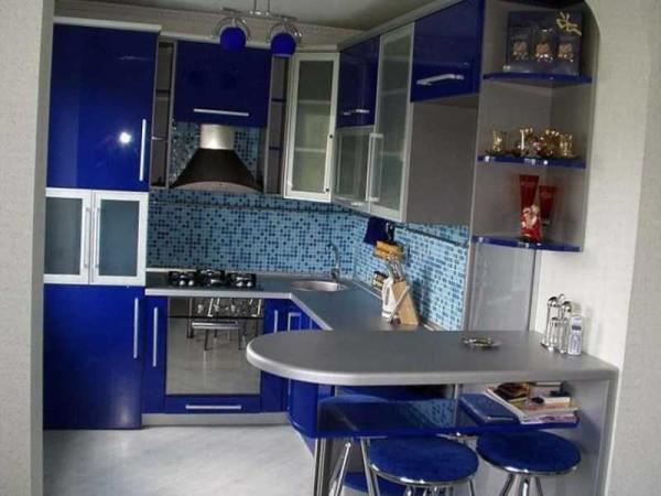 The blue-steel color scheme is practically a classic. It will be good in a south-facing kitchen