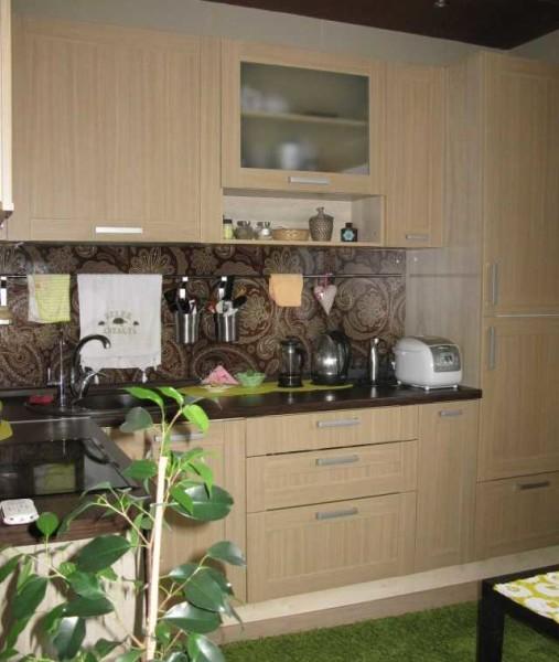 The beige and brown range is another traditional option for small kitchens