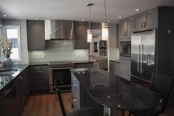 In a wide kitchen, the U-shaped layout is convenient because you can put the dining table in the center