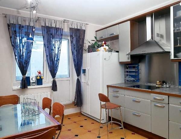 Unusual layout of the kitchen cabinets: both drawers and hinged cupboards are not just placed for no reason: everything has been thought through