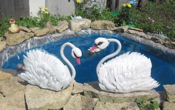 The body of these decorative swans is from a tire and all the parts are from improvised materials