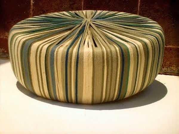 Cut old knitwear into strips, roll into tangles, top wrap the pouf. The result is in front of you