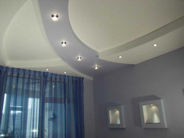 Using recessed lights allows you to get even lighting. In addition, you can choose a beautiful placement of spotlights on the ceiling