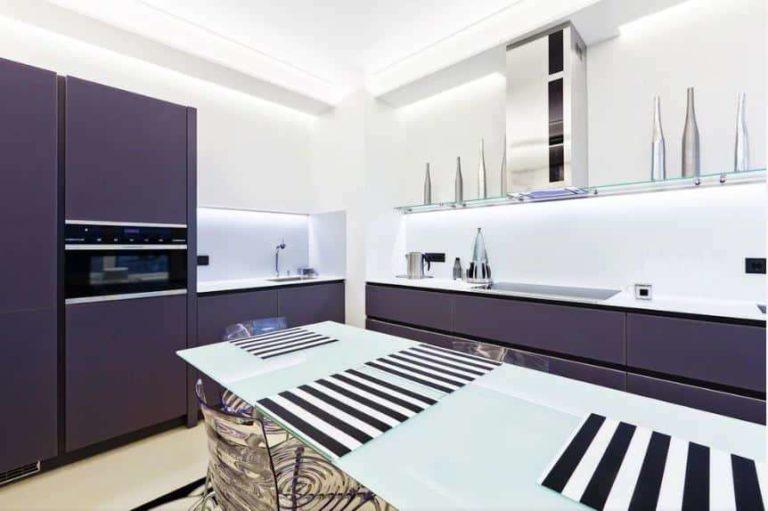 Combination of purple color with white in the kitchen