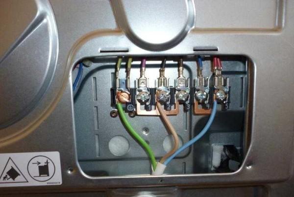 Connecting the cable to the electric stove