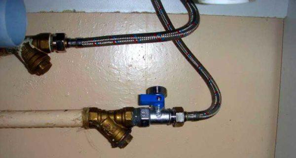 If there is a free water outlet to connect the washing machine to the water supply is very simple - put a filter, to it - a hose. That's it