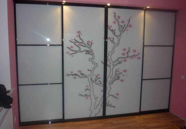 Drawing on glass in oriental style