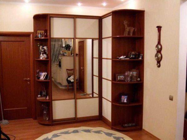 Corner closets for hallways: make the most of the available space