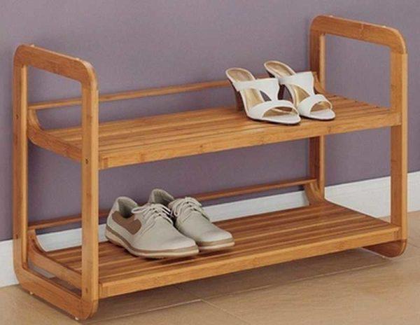 Shoe cabinet in the hallway made of wood: even a simple model benefits from the beauty of wood