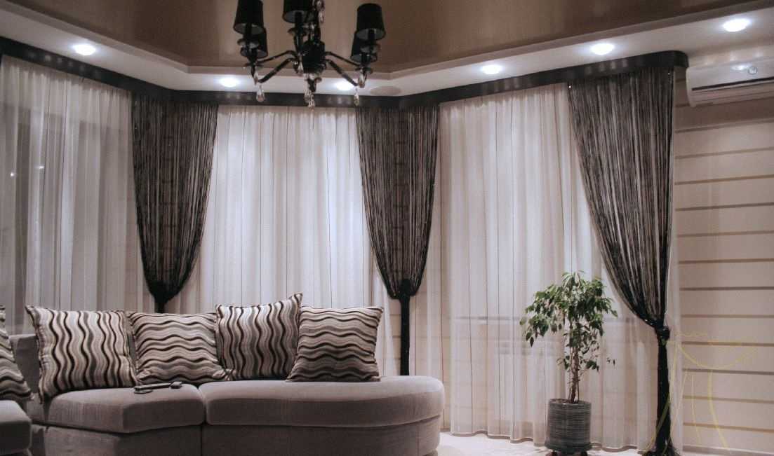 Curtains in the living room: choose by style