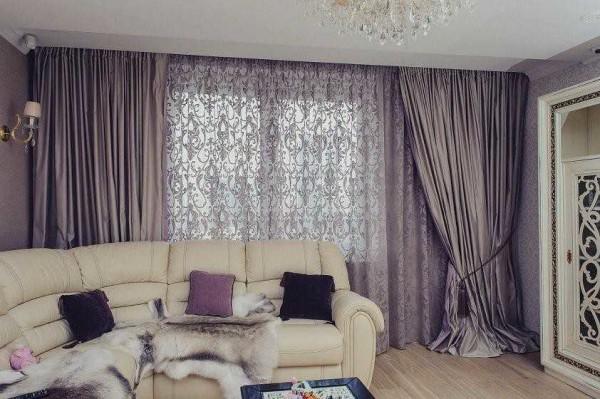 If the curtains for the living room consist of lace curtains, drapes are better to choose without a pattern