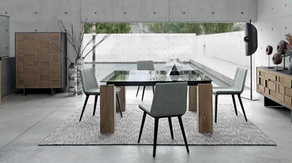 Square models of glass dining tables are not so common