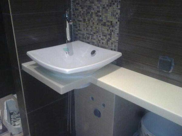 The shape is matched to the washbasin