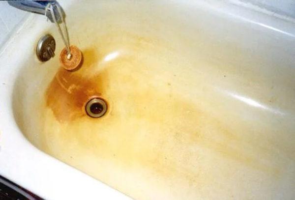 Rust buildup on the bathtub from rusty water