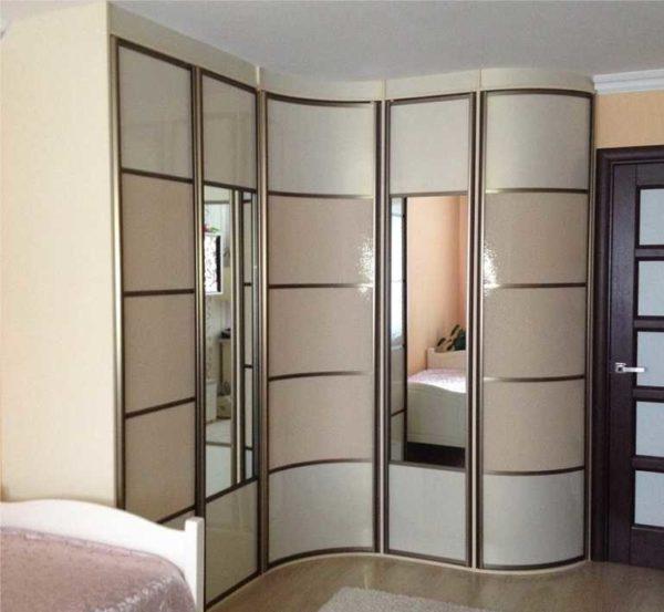 Corner L-shaped closet with radial elements