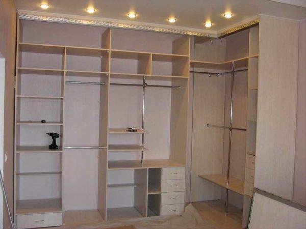 Interior filling of a corner closet without partition wall