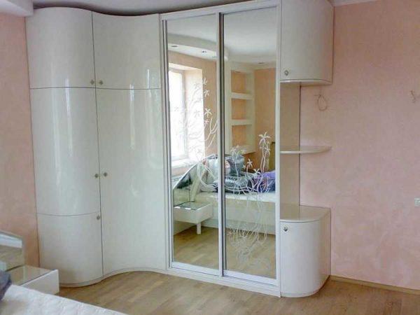 White gloss and mirror. This solid-sized cabinet doesn't look bulky at all