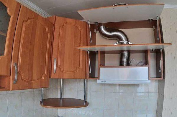 Example of installation of a built-in extractor hood