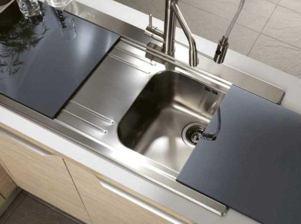 The kitchen sink made of stainless steel can be supplemented with various accessories 