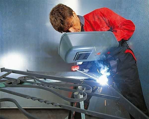 Manual electric arc welding machine allows you to weld almost all metals except non-ferrous metals