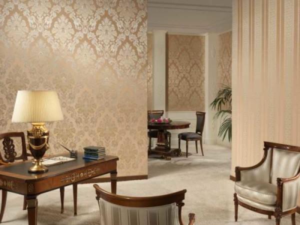 Warm shades of wallpaper are suitable for living rooms facing north or west