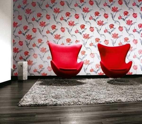 The style is different, the principle of wallpaper selection is the same: colors should be repeated in the upholstery of furniture, accessories or textiles