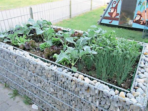 Backfill stone fence for high beds