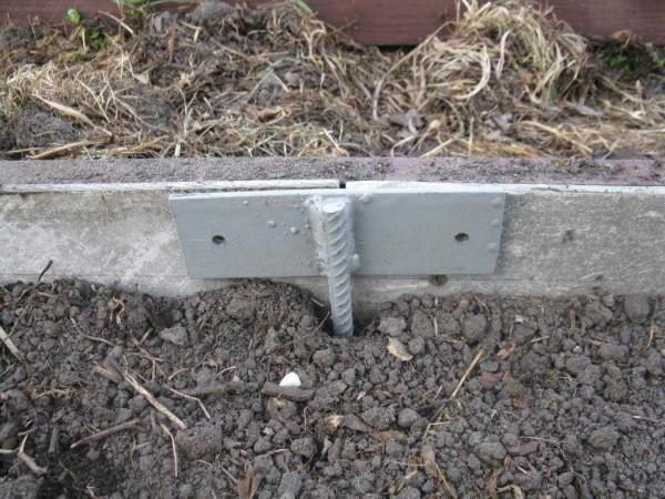 A piece of rebar with a welded plate - to secure the joint of two sheets of flat slate